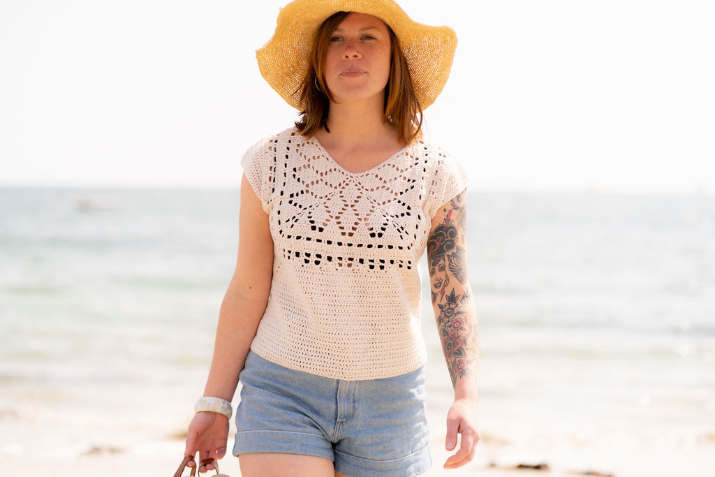 Horizontale-silhouette-se-rapproche-vue-mer-top-Anette